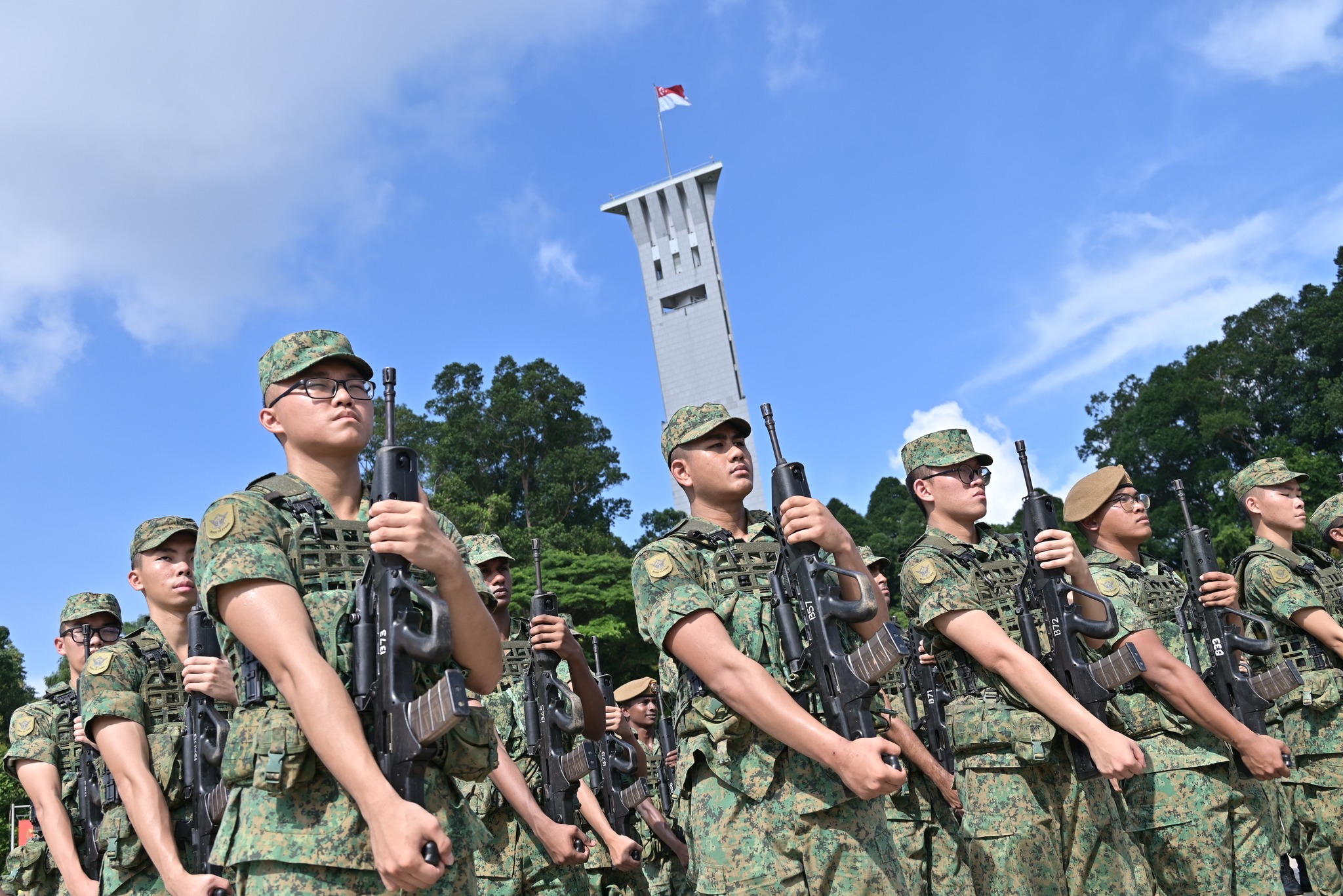 Image of Singaporean soldiers standing at attention